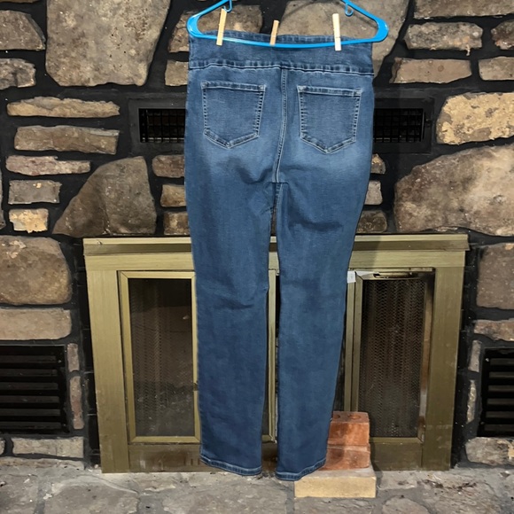 Best seller Lee jeans. Excellent condition. - Picture 9 of 9